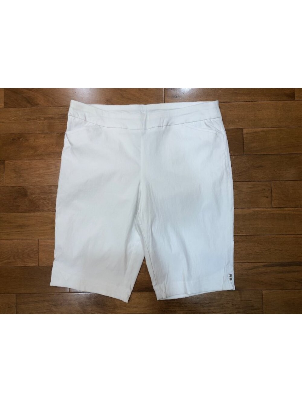 NWOT Kim Rogers White Pull-On Bermuda Shorts Size 16 Stretch Rayon Nylon Spandex